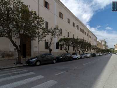 Ma veniamo all�architettura del �Bebbone�, che si presenta con la sua facciata color sabbia che si innalza su tre livelli...
